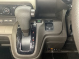 CVT車のセレクトレバーです。低速から高速まで、変速ショックのないスムーズな走りと、エンジン効率のよい領域を維持して燃費にも貢献します。サイドブレーキはスイッチ操作の電子制御パーキングブレーキです。
