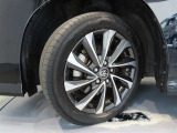 トヨタ純正アルミホイール。タイヤサイズは205/55R17です。
