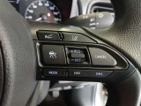 ステアリングには運転中でも簡単に操作できる各種スイッチついてます