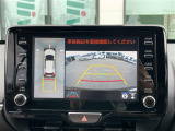 【全方位モニター】まるでクルマを真上から見下ろしたかのような視点で駐車をサポートします!クルマの斜め後ろや真横など、前後左右の4つのカメラの映像が合成されて、モニターに映し出されます。