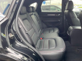 広々とした2列目シートは居住性が高く、居心地も快適!友達や家族とのお出かけにぴったりです。ベビーシートやチャイルドシート使用時も快適にお過ごしいただける十分な空間を確保しています。