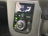【オートエアコン】一度お好みの温度に設定すれば、車内の温度を検知し風量や温度を自動で調整。暑い&hellip;寒い&hellip;と何度もスイッチ操作をする必要はありません。快適な車内空間には必須の機能ですね♪