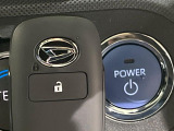 【キーフリーシステム】カバンやポケットに入れたままでもドアの施錠・解錠が可能なスマートキーを装備。エンジンのオン・オフ時もカギを取り出す必要が無いからとっても便利です♪