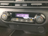 【オートエアコン】一度お好みの温度に設定すれば、車内の温度を検知し風量や温度を自動で調整。暑い&hellip;寒い&hellip;と何度もスイッチ操作をする必要はありません。快適な車内空間には必須の機能ですね♪