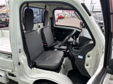 【運転席】座り心地が良いシートなので長時間の運転でも快適にお過ごしいただけます。新品のフロアマットのご注文も可能です。掲載箇所以外にご希望の写真がございましたらお気軽にお問い合わせ下さい。