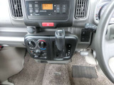 シフトレバーがステアリングに近く運転しやすく、足元もスッキリします