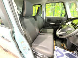運転席まわりには十分なスペースがあり、大柄な方でもゆったり運転していただける環境です。