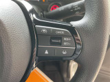 【クルーズコントロール】アクセル操作なしで一定速度を保つ機能。先行車との距離を自動調整する追従型が主流で、高速走行時の疲労を劇的に軽減します。長距離移動が多いお客様への商談では必須の快適装備です。