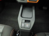 ボタン操作だけで駐車ブレーキをかけたり、解除したりできる、電子パーキングブレーキ付き。