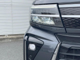 【LEDヘッドライト】悪天候や夜間走行時も良好な視界を確保し安心して運転できる高輝度LEDヘッドライトを装備!点灯速度が早く、消費電力も抑えられています。