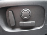 電動パワーシートですので運転中のシート調節も安全に行えます。微調整も可能ですのであなただけのドライビングポジションを実現します。