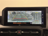 【パノラミックビューモニター】自車周辺をぐるりと俯瞰できるカメラで危険を察知。「床下透過機能」付で、駐車場の白線などにまたがった場合でも画面を見れば一目瞭然です。