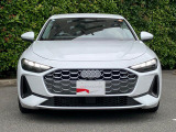 Audiデザインの特徴であるシングルフレームグリルが存在感を主張します。
