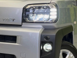 【LEDヘッドライト】悪天候や夜間走行時も良好な視界を確保し安心して運転できる高輝度LEDヘッドライトを装備!点灯速度が早く、消費電力も抑えられています。