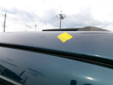 ルーフの運転席側前方にキズがあります。