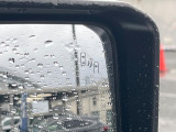 【ブラインドスポットモニター】走行中、ドアミラーの死角になりやすい箇所に後続車が接近するとサイドミラーのレンズに警告を表示!ドライバーに注意喚起をしてくれます。