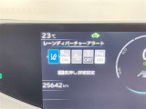 レーンディパーチャーアラートとは車線または走路からの逸脱の可能性を警告すると共に、車線または走路からの逸脱を避けるためのハンドル操作の一部を支援する機能です。詳細は販売店スタッフまでおたずねください。