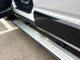 【電動サイドステップ】車高の高いお車でも、これがあれば小さいお子様の乗り降りも楽々♪スライドドアと連動して作動する為、煩わしい操作は不要です!