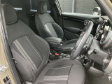 【運転席シート】人間工学に基づき形成した形状が長時間のドライブ疲労も軽減します。すべての走りを特別な出来事に変える様に設計されています。