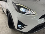 【LEDヘッドライト】悪天候や夜間走行時も良好な視界を確保し安心して運転できる高輝度LEDヘッドライトを装備!点灯速度が早く、消費電力も抑えられています。