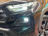 【LEDヘッドライト】悪天候や夜間走行時も良好な視界を確保し安心して運転できる高輝度LEDヘッドライトを装備!点灯速度が早く、消費電力も抑えられています。