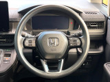 インテリアに合わせたデザインのステアリングは、運転される方のことも考え、運転しやすい形状、大きさです。是非一度、実際に触ってお確かめください。