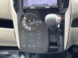 【オートエアコン】一度お好みの温度に設定すれば、車内の温度を検知し風量や温度を自動で調整。暑い&hellip;寒い&hellip;と何度もスイッチ操作をする必要はありません。快適な車内空間には必須の機能ですね♪