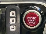 【Hondaスマートキー】カバンやポケットに入れたままでもドアの施錠・解錠が可能なスマートキーを装備。エンジンのオン・オフ時もカギを取り出す必要が無いからとっても便利です♪