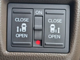 両側パワースライドドア付き。お子さまの乗り降りや荷物の積み下ろしも快適です。