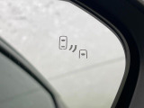 【ブラインドスポットモニター】走行中、ドアミラーの死角になりやすい箇所に後続車が接近するとサイドミラーのレンズに警告を表示!ドライバーに注意喚起をしてくれます。