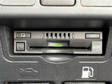 【ETC】有料道路を利用する際に料金所で停止することなく通過できる、ETC車載器(ノンストップ自動料金収受システム機器)が装備されています。セットアップを行うことで利用可能になります。