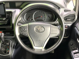【純正革巻きステアリング】上質な革を使用することで、手にしっかり馴染みとても運転しやすいハンドルです♪