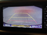 バックモニター付き。車両後方の映像をナビ画面に表示し、駐車などの後退操作をサポートします。