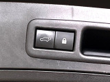【パワーバックドア】スマートキーや運転席のボタンを押すだけでリアゲートが自動で開閉します!荷物を持っている時や、高い位置にあるバックドアを閉める際に便利な機能です♪