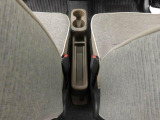 運転席と助手席の間の荷物置き場。クラッチバックやスマホショルダーの置き場所としてぴったり。