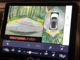 【パノラミックビューモニター】専用のカメラにより、上から見下ろしたような視点で360度クルマの周囲を確認することができます☆死角部分も確認しやすく、狭い場所での切り返しや駐車もスムーズに行えます。