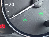 ハイビームアシスト装備です。前方検知用カメラで、先行車や対向車のライト、道路状況・道路周辺の明るさを検知し、前方の視界を確保し手動で切り替えるわずらわしさを軽減します。