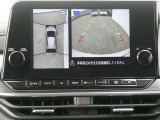 全周囲カメラで、クルマを上空から見下ろしているかのような映像を映し出します。周囲の状況がひと目でわかります!