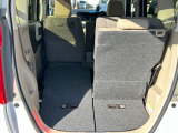 開口部も広く荷物の積み下ろしもしやすいお車となっております。シートの背もたれは5:5の割合で背もたれを可倒でき、前後のシートスライドもできるので荷室をひろげることができます。