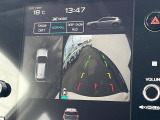 【マルチテレインモニター】車のフロントやサイドのカメラ画像を同時にモニター表示することで、悪路や狭い道を走行時でも周囲の状況確認ができ安心!本格SUVにうれしい装備です♪