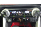 左右独立温度コントロールフルオートエアコンです。運転席、助手席それぞれで独立して温度設定ができます♪