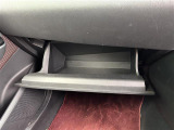 【グローブボックス】大容量のグローブボックスです!!車検証ケース他、日頃使う小物類の収納スペースもたくさんあります!