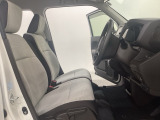 女性でも運転がしやすいように、シートの高さ調整機能(シートリフター)がついています。運転席と助手席の間が空いている為、助手席側への移動がスムーズです。交通量の多い道でも助手席側から乗り降りができます。
