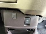 運転席と助手席間の足もとにアクセサリーソケットとコンビニフックを装備♪専用のカーチャージャーを挿すことで運転しながらスマホなどの機器も充電していただけます!