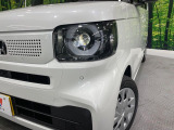 【LEDヘッドライト】悪天候や夜間走行時も良好な視界を確保し安心して運転できる高輝度LEDヘッドライトを装備!点灯速度が早く、消費電力も抑えられています。