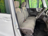 運転席まわりには十分なスペースがあり、大柄な方でもゆったり運転していただける環境です。
