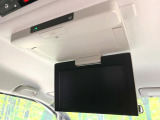 【フリップダウンモニター】大画面モニターで後席でもエンタメをお楽しみいただけます。小さなお子様にも大人気の装備です♪
