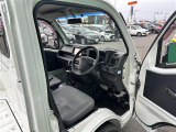 【運転席】座り心地が良いシートなので長時間の運転でも快適にお過ごしいただけます。新品のフロアマットのご注文も可能です。掲載箇所以外にご希望の写真がございましたらお気軽にお問い合わせ下さい。
