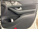 前後に障害物センサーが装備されており、狭い道でも安心してご運転頂けます。音だけではなく視覚でもゲージが増えていくことで距離間が把握出来る優れものです★