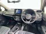 運転席まわりです。 各操作スイッチは使いやすい位置に配置されてます。